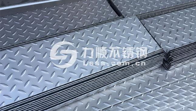 不鏽鋼（gāng）花紋板樓梯（tī）