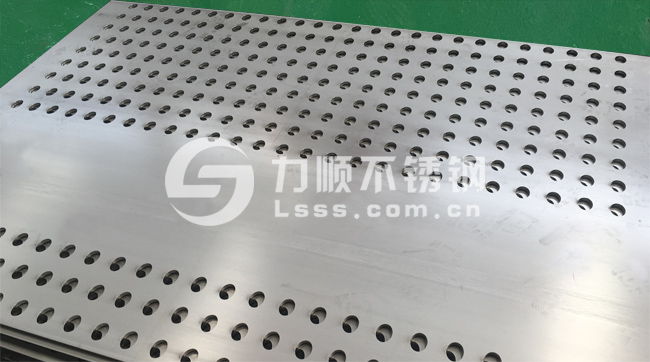 不（bú）鏽鋼多孔板激光切（qiē）割（gē）