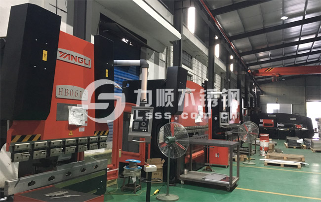 折彎（wān）加工車間