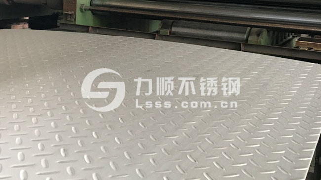 熱軋304花紋（wén）板,扁豆型（xíng）花紋板,整平後表麵平整度（dù）好