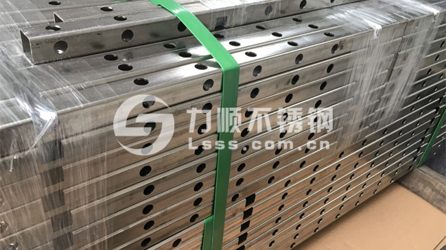 304不（bú）鏽（xiù）鋼方管切割