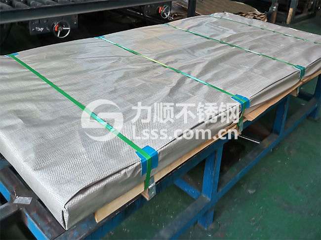 拉絲板包(bāo)裝 不鏽(xiù)鋼拉絲(sī)板保護不(bú)劃傷