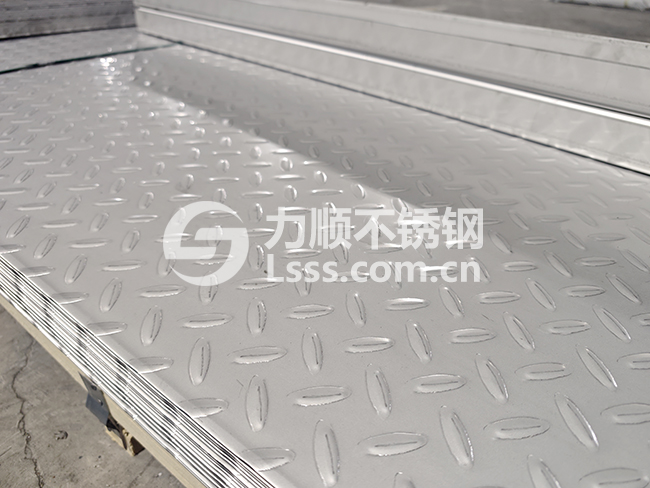 011f99102b6282fba77b8492d0d96a4b.jpg 不鏽鋼防(fáng)滑板 304扁豆花(huā)紋板樓梯踏步