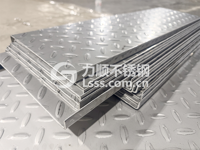 ef7c9ae66b1ae8c87dbe5661c10606c4.jpg 不鏽鋼花紋板 不鏽鋼(gāng)樓梯踏步(bù) 不鏽鋼扁豆(dòu)花(huā)紋板